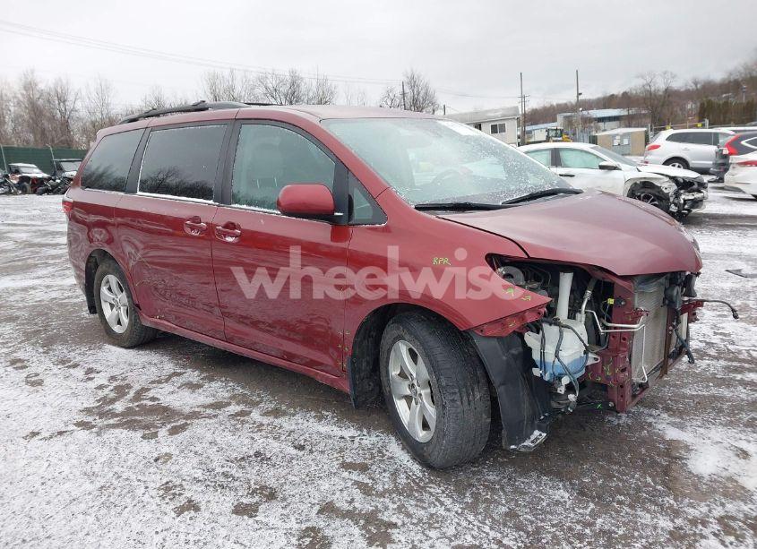 2020 Toyota Sienna LE (VIN 5TDKZ3DCXLS053763) main photo