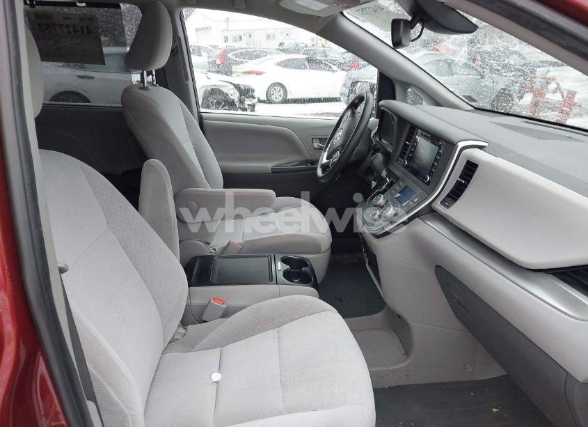 Photo 5 of 2020 Toyota Sienna LE (VIN 5TDKZ3DCXLS053763)
