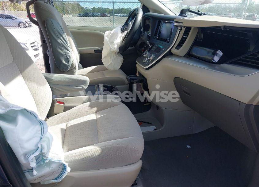 Photo 5 of 2020 Toyota Sienna LE (VIN 5TDKZ3DCXLS073317)