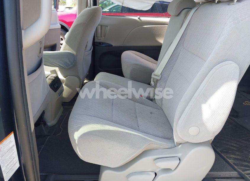 Photo 8 of 2020 Toyota Sienna LE (VIN 5TDKZ3DCXLS073317)