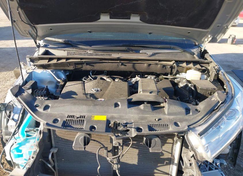 Photo 10 of 2018 Toyota Highlander XLE (VIN 5TDKZRFH0JS545310)