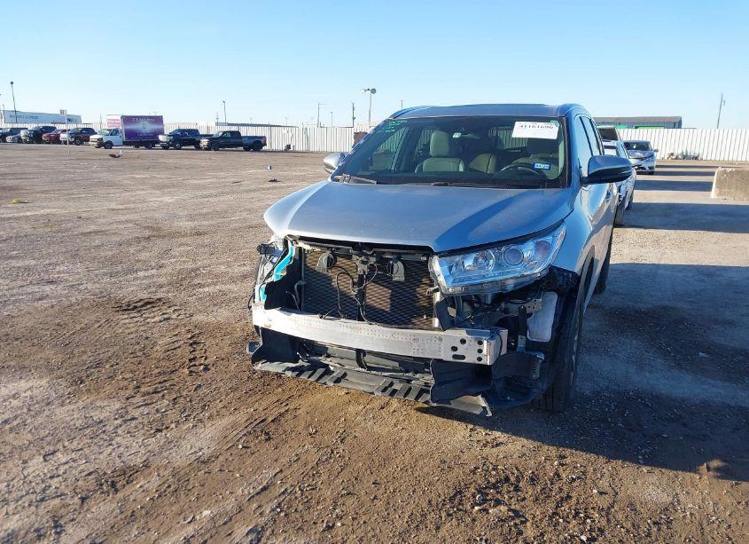 Photo 12 of 2018 Toyota Highlander XLE (VIN 5TDKZRFH0JS545310)