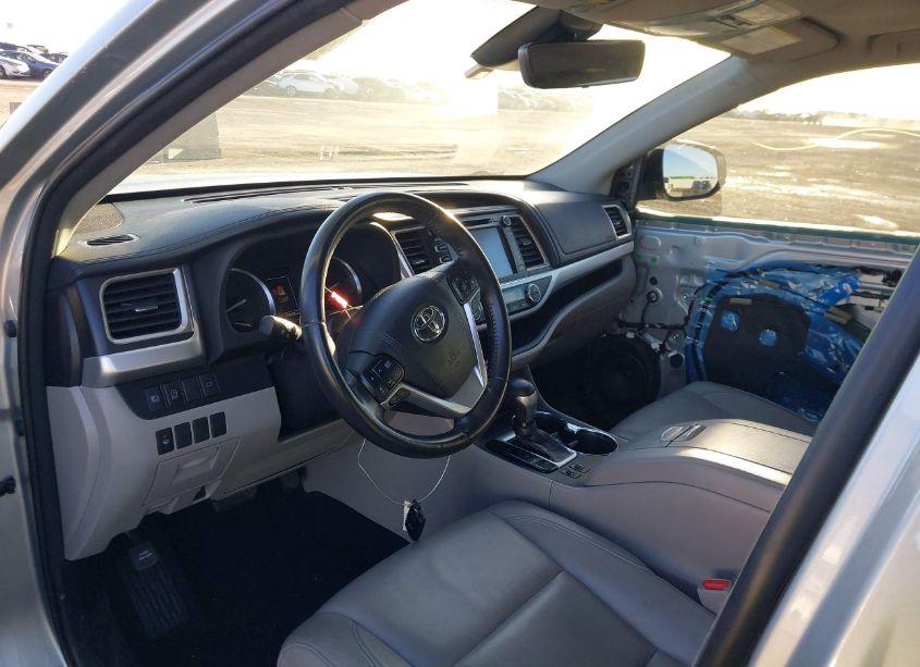 Photo 13 of 2018 Toyota Highlander XLE (VIN 5TDKZRFH0JS545310)