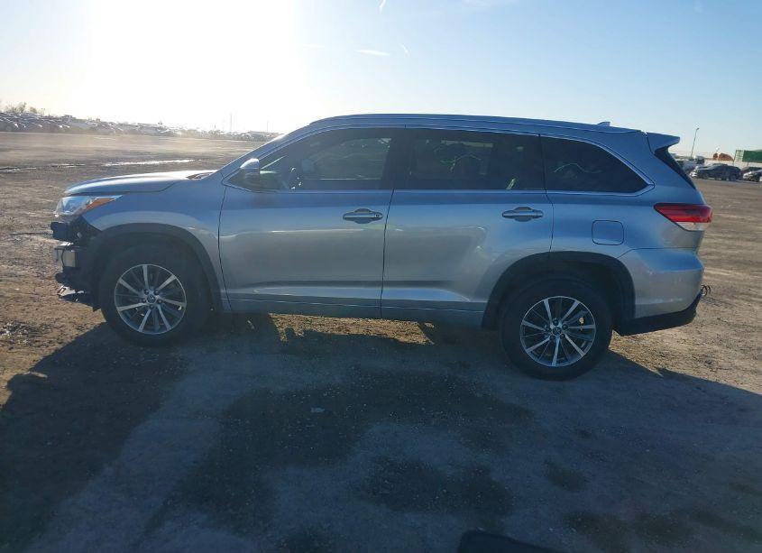 Photo 14 of 2018 Toyota Highlander XLE (VIN 5TDKZRFH0JS545310)