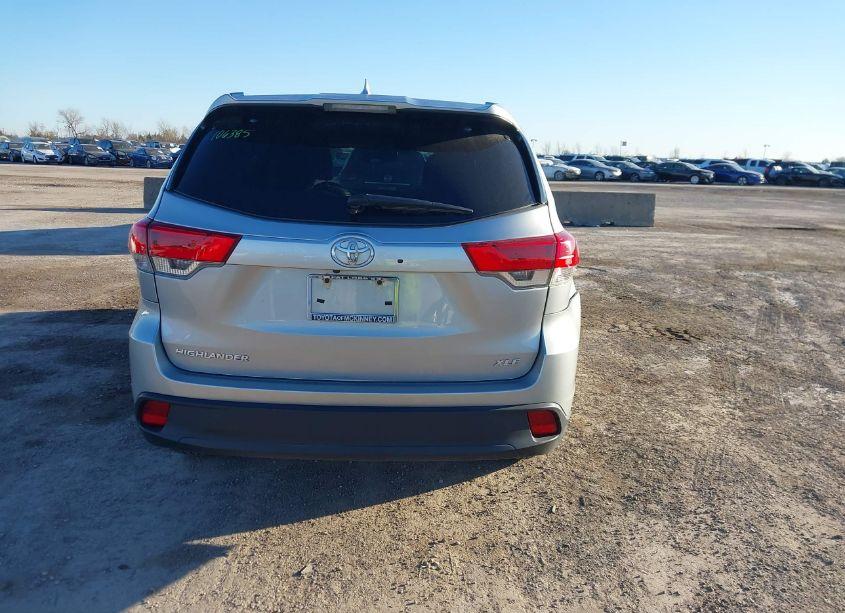 Photo 16 of 2018 Toyota Highlander XLE (VIN 5TDKZRFH0JS545310)