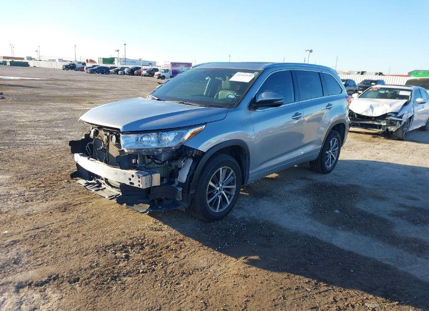 Photo 2 of 2018 Toyota Highlander XLE (VIN 5TDKZRFH0JS545310)