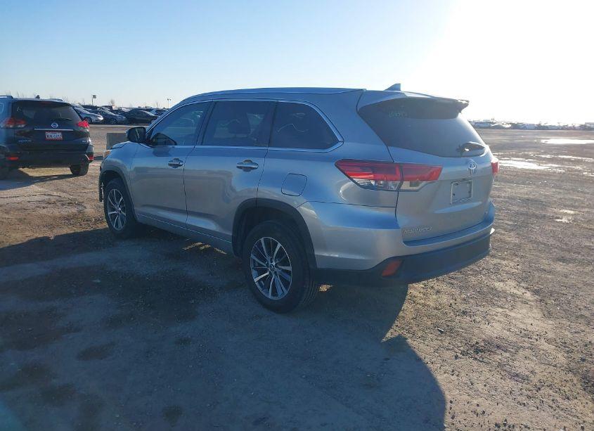 Photo 3 of 2018 Toyota Highlander XLE (VIN 5TDKZRFH0JS545310)