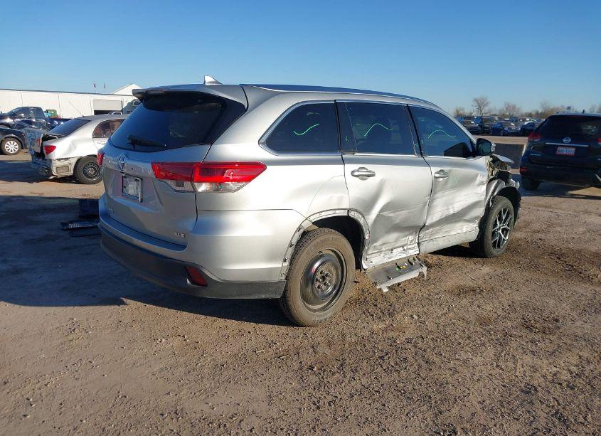 Photo 4 of 2018 Toyota Highlander XLE (VIN 5TDKZRFH0JS545310)