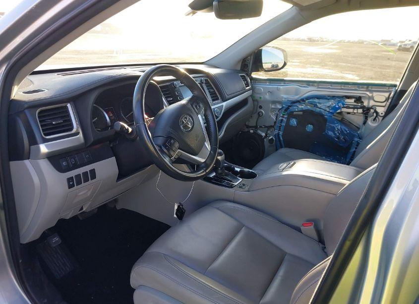 Photo 5 of 2018 Toyota Highlander XLE (VIN 5TDKZRFH0JS545310)