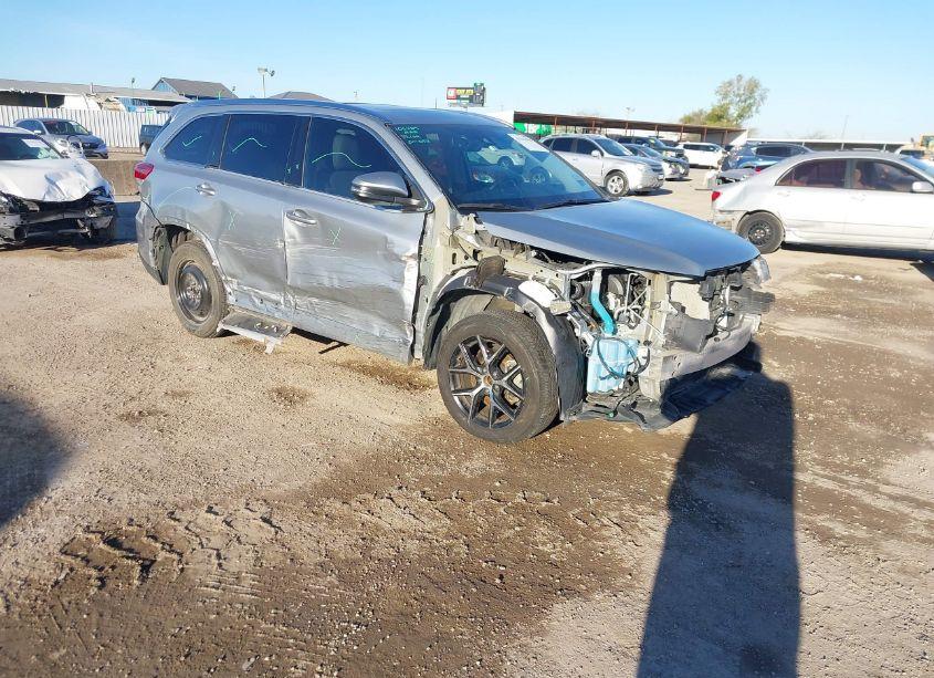 Photo 6 of 2018 Toyota Highlander XLE (VIN 5TDKZRFH0JS545310)