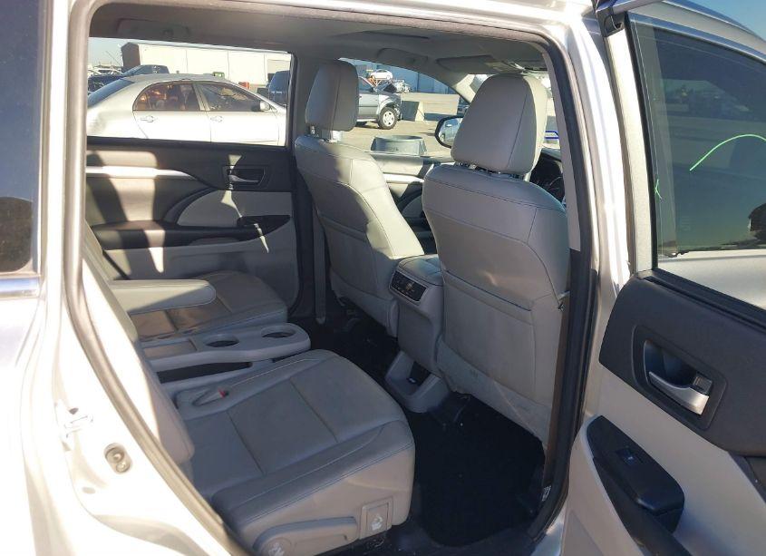 Photo 8 of 2018 Toyota Highlander XLE (VIN 5TDKZRFH0JS545310)