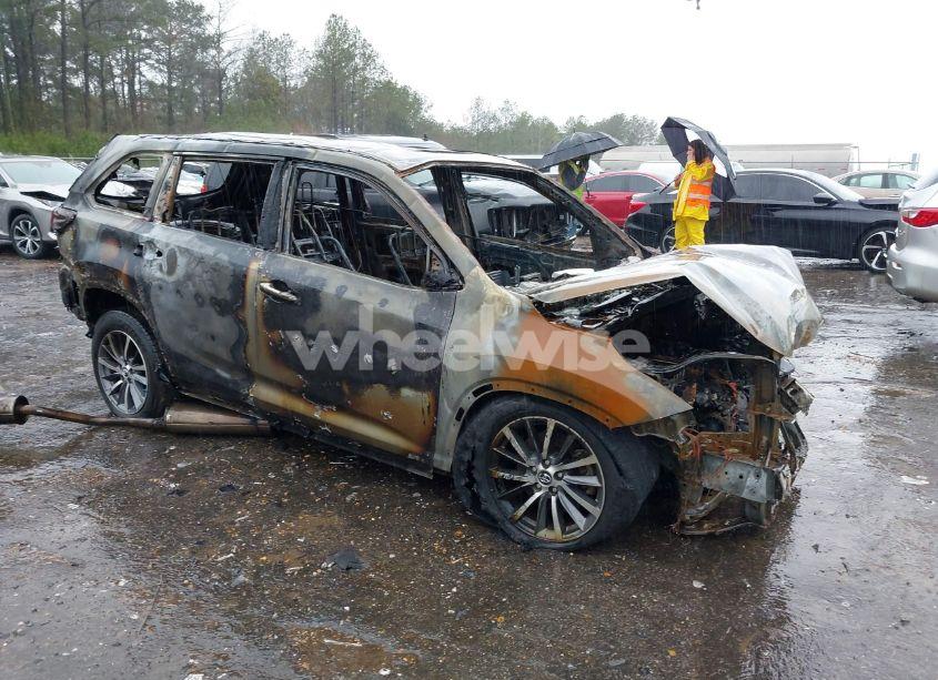 2018 Toyota Highlander XLE (VIN 5TDKZRFH0JS547462) main photo