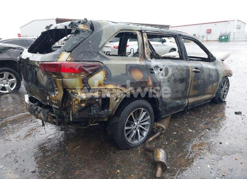 Photo 4 of 2018 Toyota Highlander XLE (VIN 5TDKZRFH0JS547462)