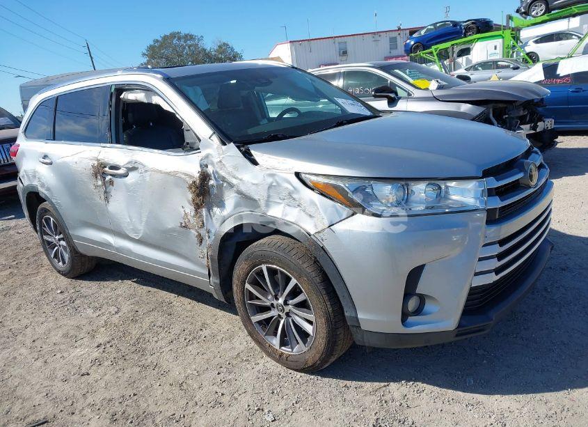 2018 Toyota Highlander XLE (VIN 5TDKZRFH0JS548773) main photo