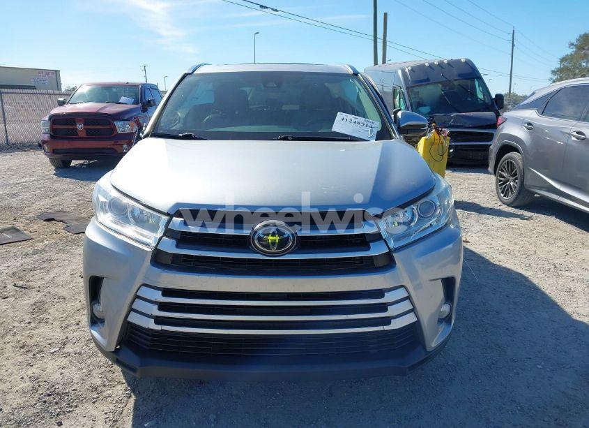 Photo 12 of 2018 Toyota Highlander XLE (VIN 5TDKZRFH0JS548773)
