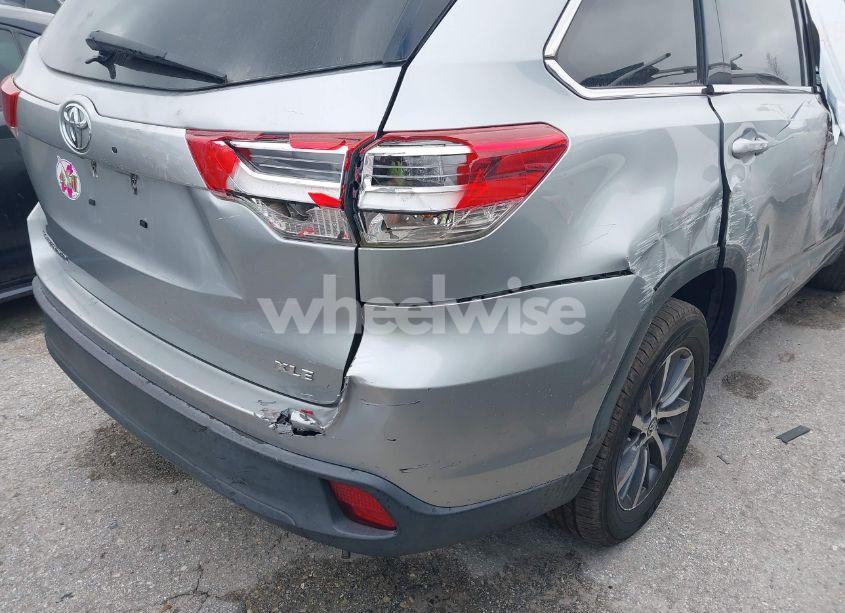 Photo 17 of 2018 Toyota Highlander XLE (VIN 5TDKZRFH0JS548773)