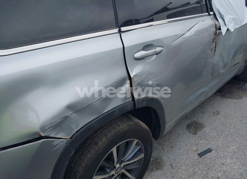 Photo 18 of 2018 Toyota Highlander XLE (VIN 5TDKZRFH0JS548773)