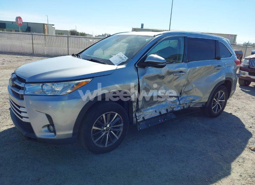 Photo 2 of 2018 Toyota Highlander XLE (VIN 5TDKZRFH0JS548773)