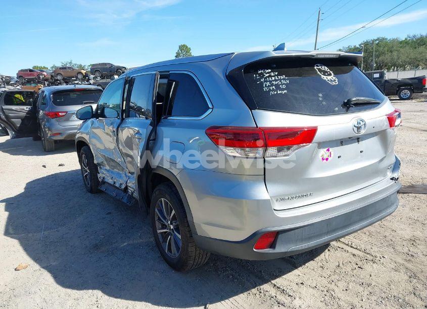 Photo 3 of 2018 Toyota Highlander XLE (VIN 5TDKZRFH0JS548773)