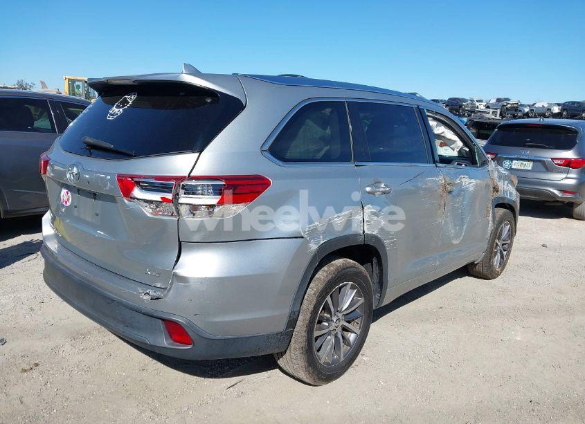 Photo 4 of 2018 Toyota Highlander XLE (VIN 5TDKZRFH0JS548773)