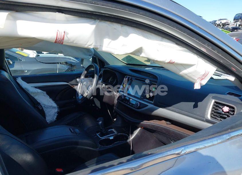 Photo 5 of 2018 Toyota Highlander XLE (VIN 5TDKZRFH0JS548773)