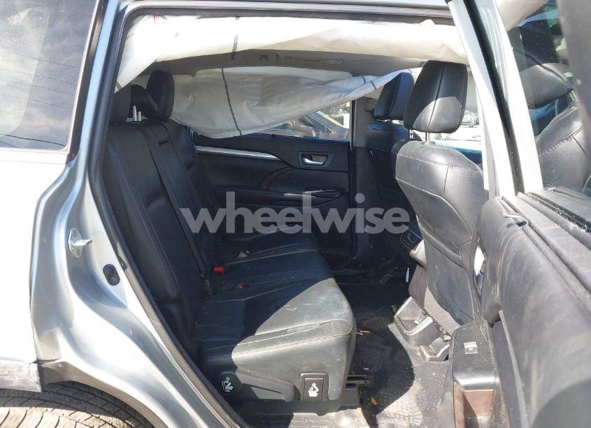 Photo 8 of 2018 Toyota Highlander XLE (VIN 5TDKZRFH0JS548773)