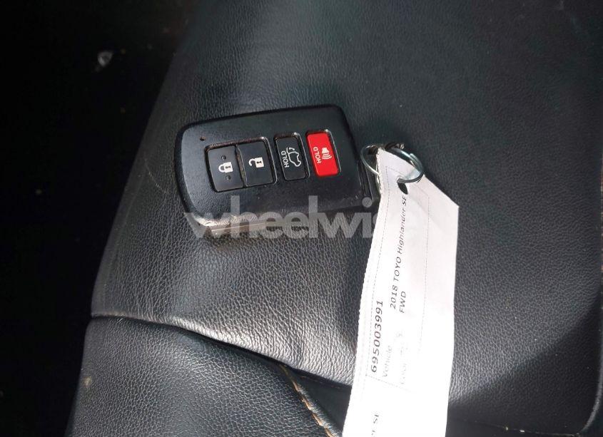 Photo 11 of 2018 Toyota Highlander XLE (VIN 5TDKZRFH0JS549468)