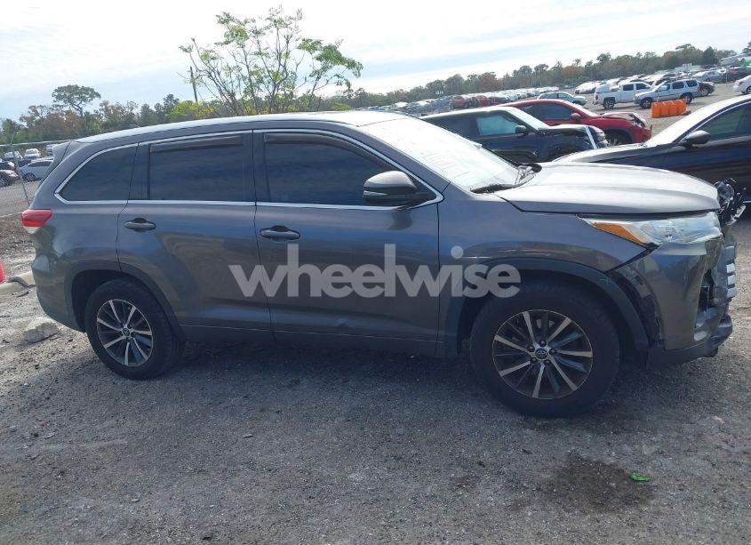 Photo 13 of 2018 Toyota Highlander XLE (VIN 5TDKZRFH0JS549468)