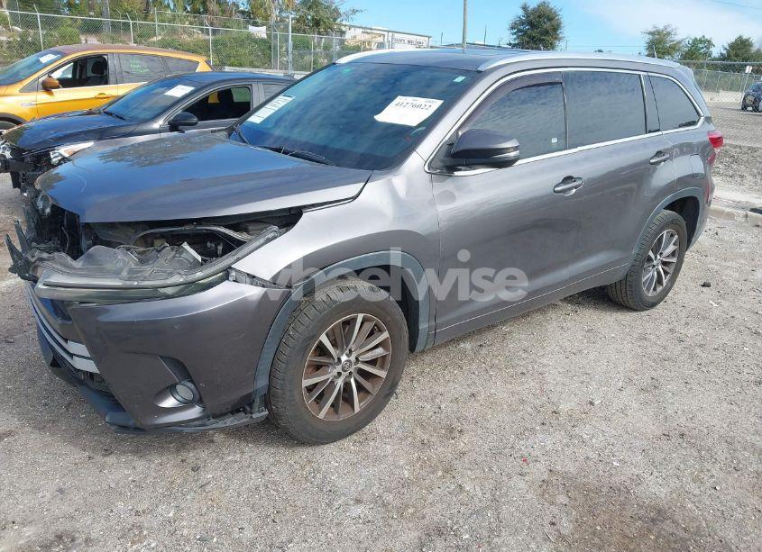 Photo 2 of 2018 Toyota Highlander XLE (VIN 5TDKZRFH0JS549468)