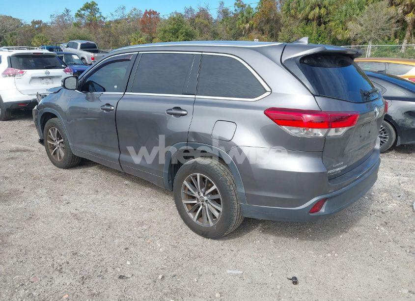 Photo 3 of 2018 Toyota Highlander XLE (VIN 5TDKZRFH0JS549468)