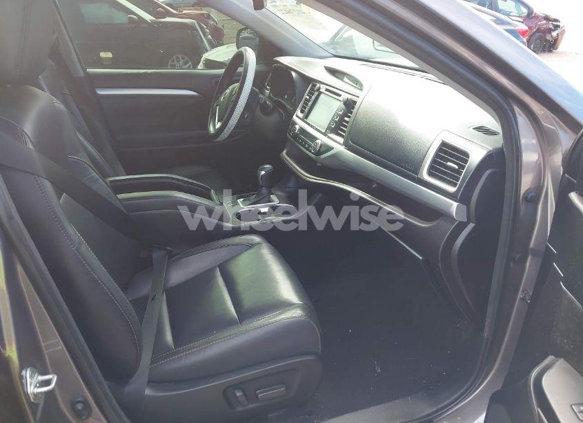 Photo 5 of 2018 Toyota Highlander XLE (VIN 5TDKZRFH0JS549468)