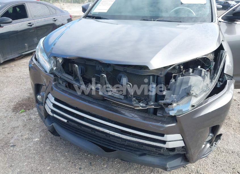 Photo 6 of 2018 Toyota Highlander XLE (VIN 5TDKZRFH0JS549468)