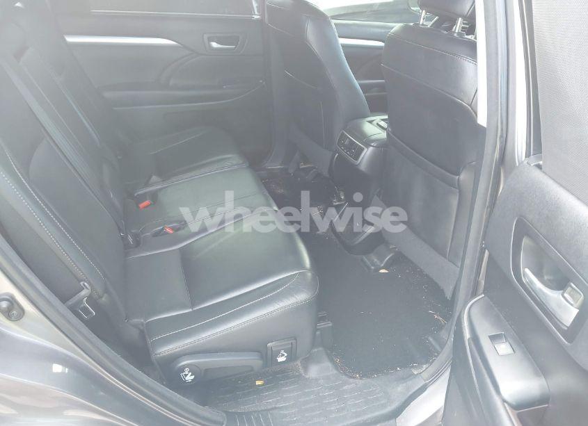 Photo 8 of 2018 Toyota Highlander XLE (VIN 5TDKZRFH0JS549468)