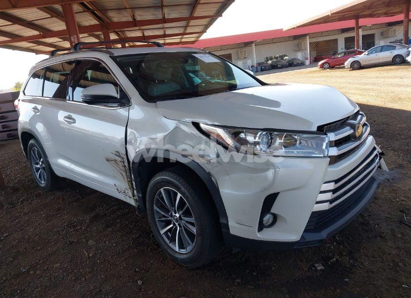 2018 Toyota Highlander XLE (VIN 5TDKZRFH0JS549924) main photo