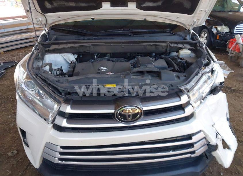 Photo 10 of 2018 Toyota Highlander XLE (VIN 5TDKZRFH0JS549924)