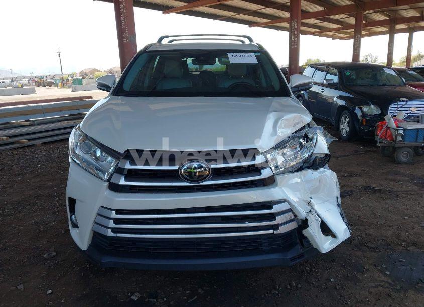 Photo 12 of 2018 Toyota Highlander XLE (VIN 5TDKZRFH0JS549924)