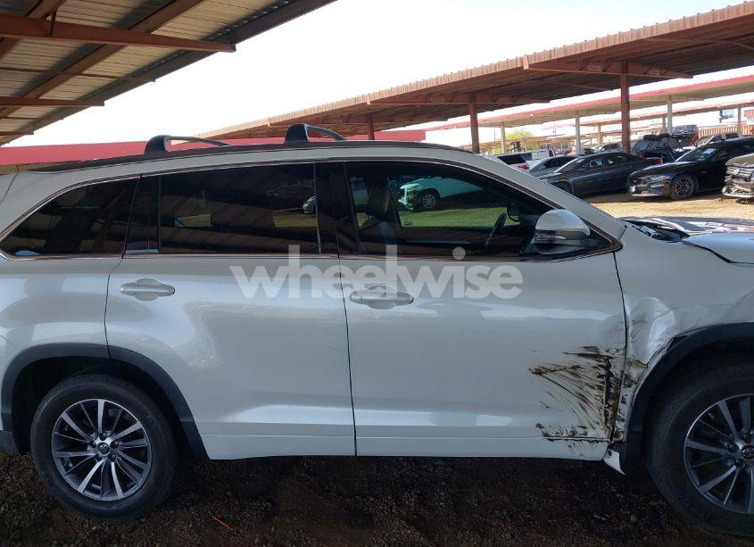 Photo 13 of 2018 Toyota Highlander XLE (VIN 5TDKZRFH0JS549924)