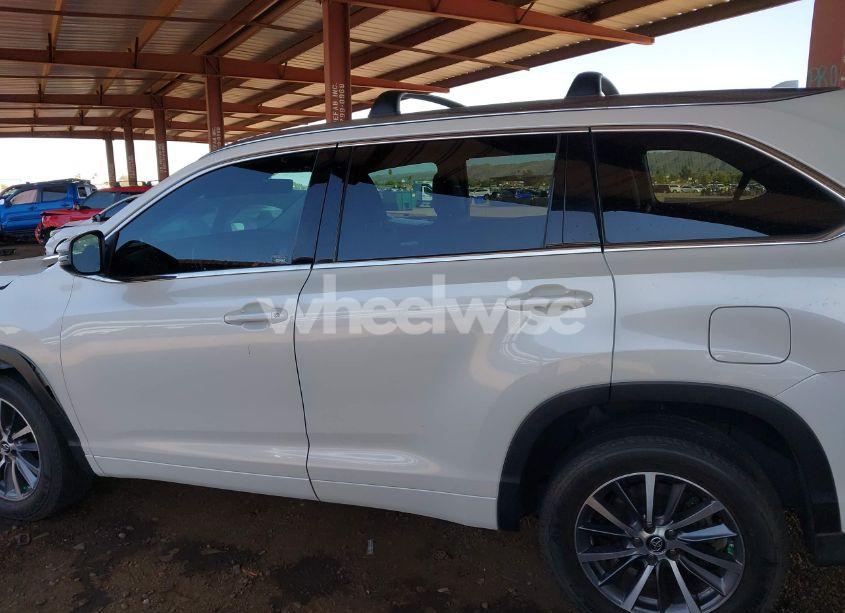 Photo 14 of 2018 Toyota Highlander XLE (VIN 5TDKZRFH0JS549924)