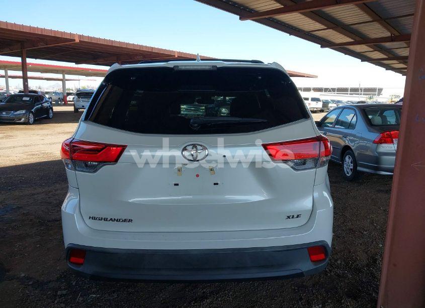 Photo 16 of 2018 Toyota Highlander XLE (VIN 5TDKZRFH0JS549924)