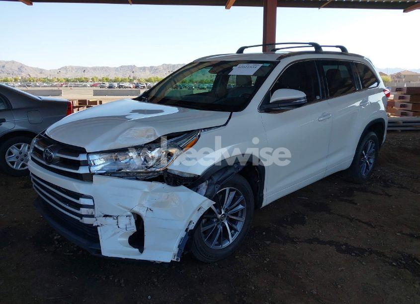 Photo 2 of 2018 Toyota Highlander XLE (VIN 5TDKZRFH0JS549924)
