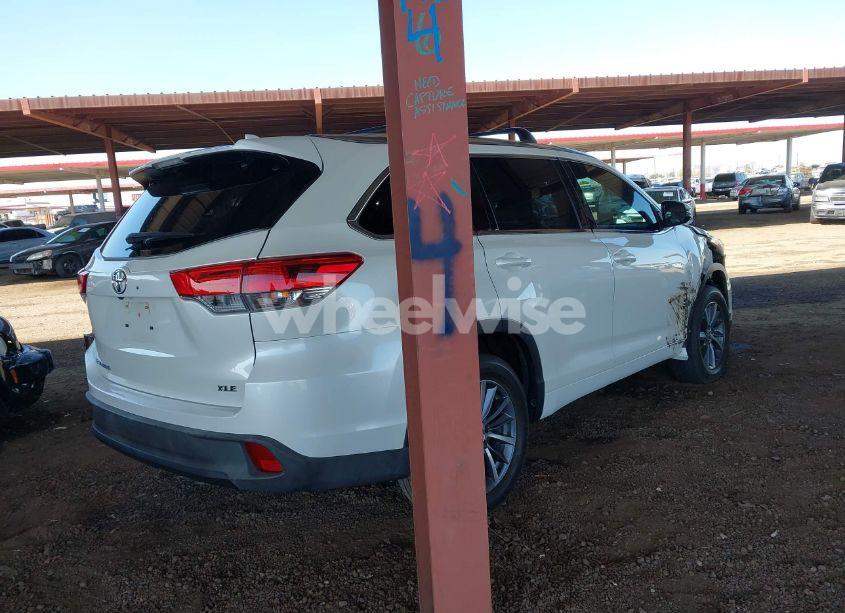 Photo 4 of 2018 Toyota Highlander XLE (VIN 5TDKZRFH0JS549924)