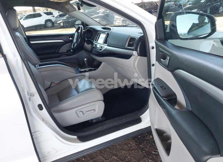 Photo 5 of 2018 Toyota Highlander XLE (VIN 5TDKZRFH0JS549924)