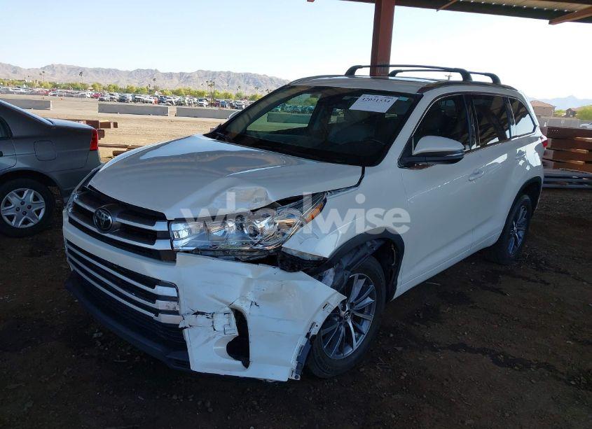 Photo 6 of 2018 Toyota Highlander XLE (VIN 5TDKZRFH0JS549924)