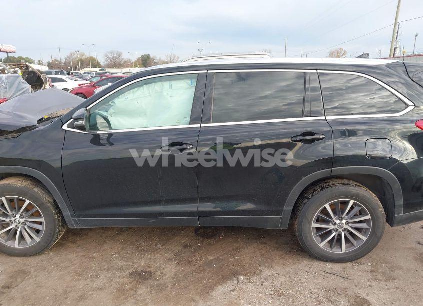 Photo 13 of 2019 Toyota Highlander XLE (VIN 5TDKZRFH0KS560116)