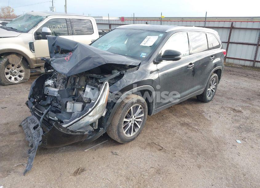 Photo 2 of 2019 Toyota Highlander XLE (VIN 5TDKZRFH0KS560116)