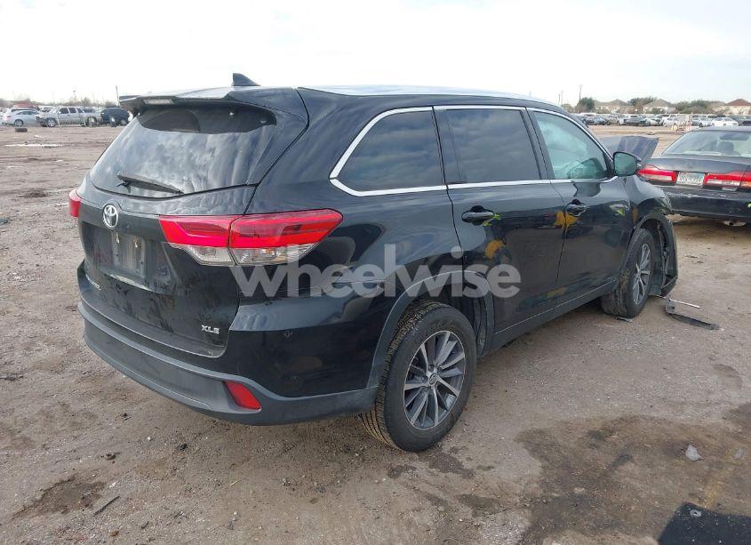 Photo 4 of 2019 Toyota Highlander XLE (VIN 5TDKZRFH0KS560116)