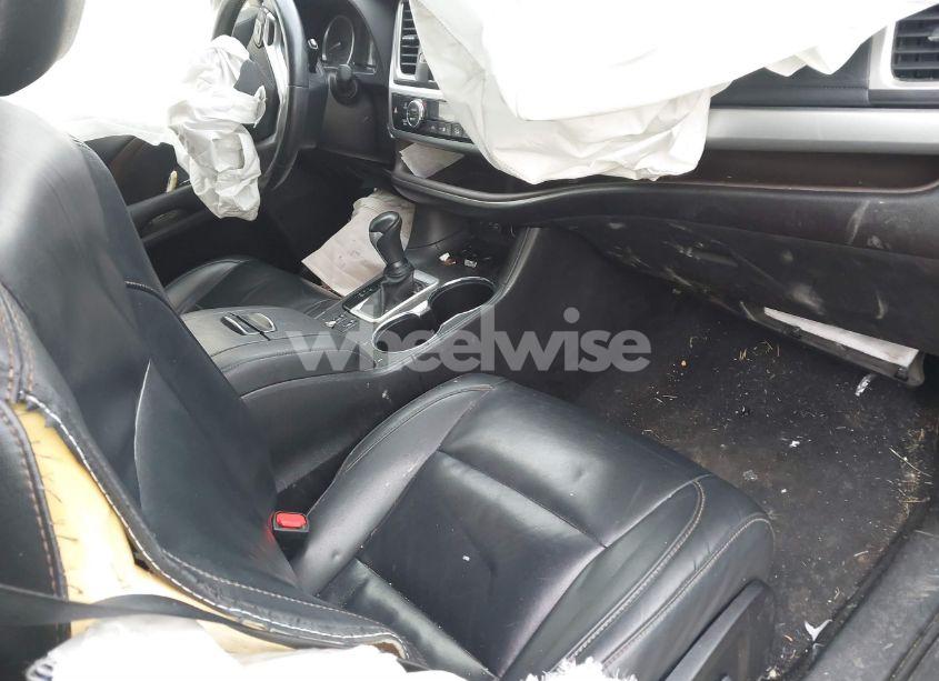 Photo 5 of 2019 Toyota Highlander XLE (VIN 5TDKZRFH0KS560116)