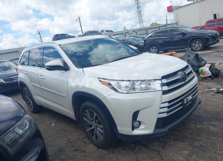 2017 Toyota Highlander XLE (VIN 5TDKZRFH1HS518921) main photo