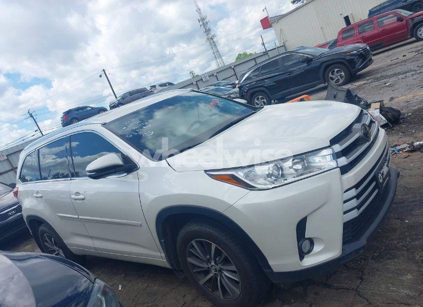 Photo 13 of 2017 Toyota Highlander XLE (VIN 5TDKZRFH1HS518921)
