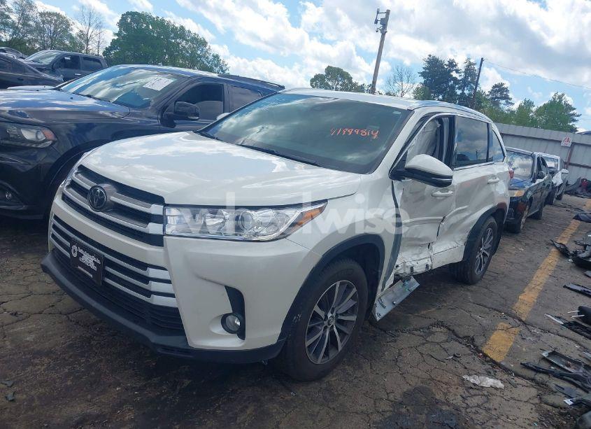 Photo 2 of 2017 Toyota Highlander XLE (VIN 5TDKZRFH1HS518921)
